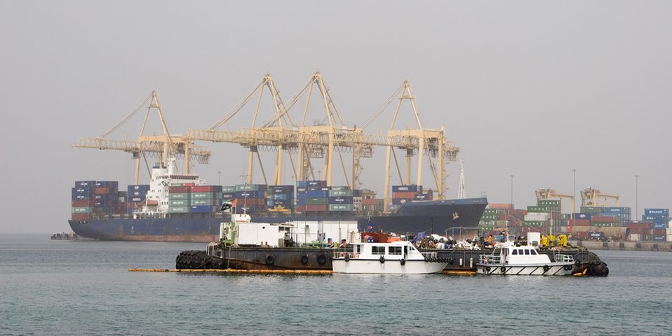 Грузовой лайнер в порту ОАЭ